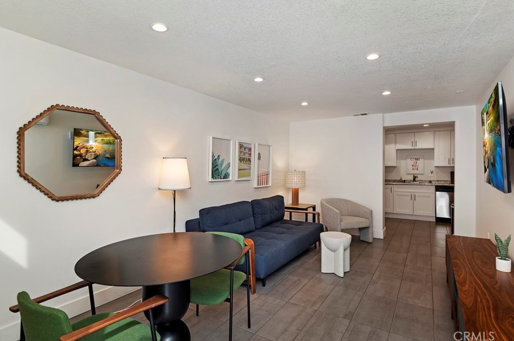 4207 Miramonte Pl, Riverside CA  92501-3054 exterior