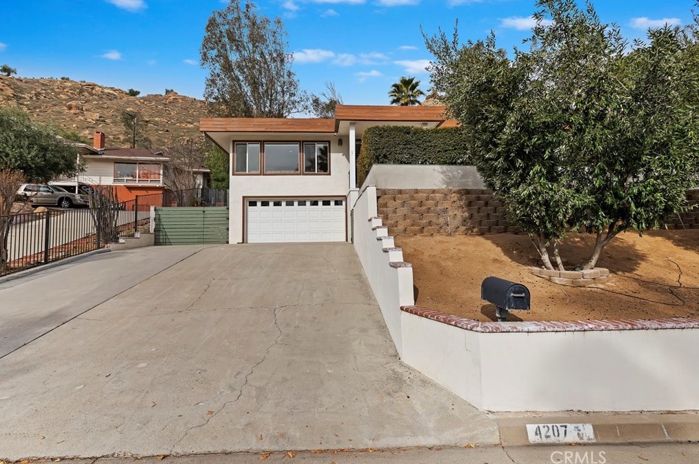 4207 Miramonte Pl, Riverside CA  92501-3054 exterior