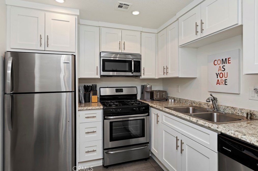 4207 Miramonte Pl, Riverside CA  92501-3054 exterior