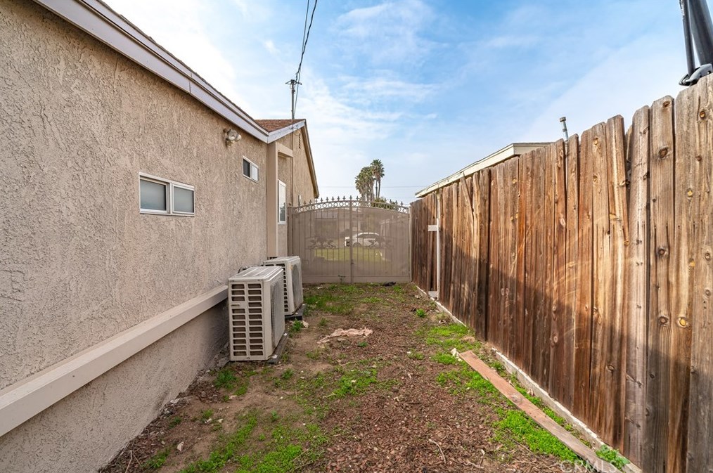 691 Date Ave, Rialto CA  92376-7006 exterior