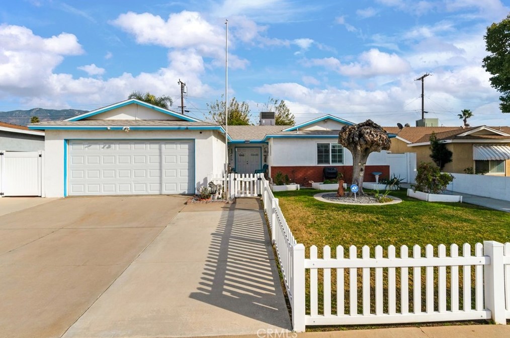 6969 Vine St, Highland, CA 92346-2908