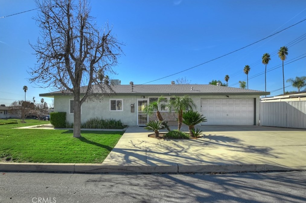 27242 Crest St, Highland, CA 92346-3630