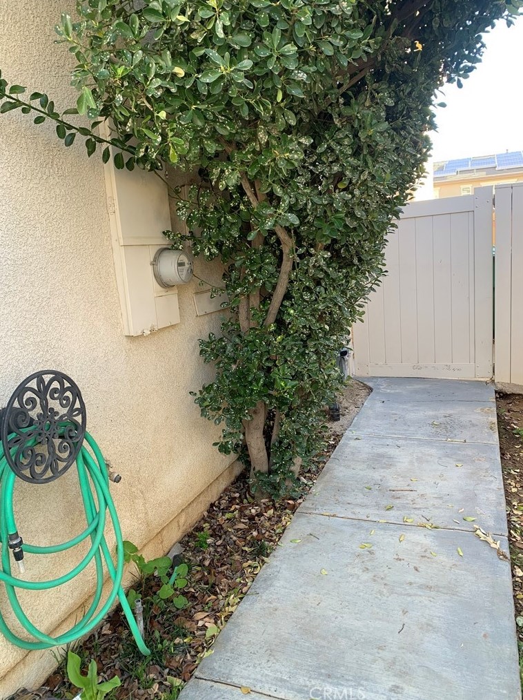 1323 Burdock St, Beaumont CA  92223-8301 exterior