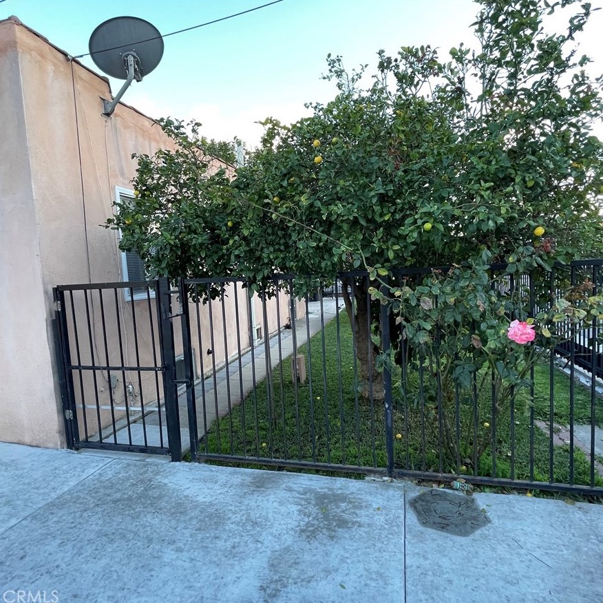 1523 83rd St, Los Angeles CA  90001-3905 exterior