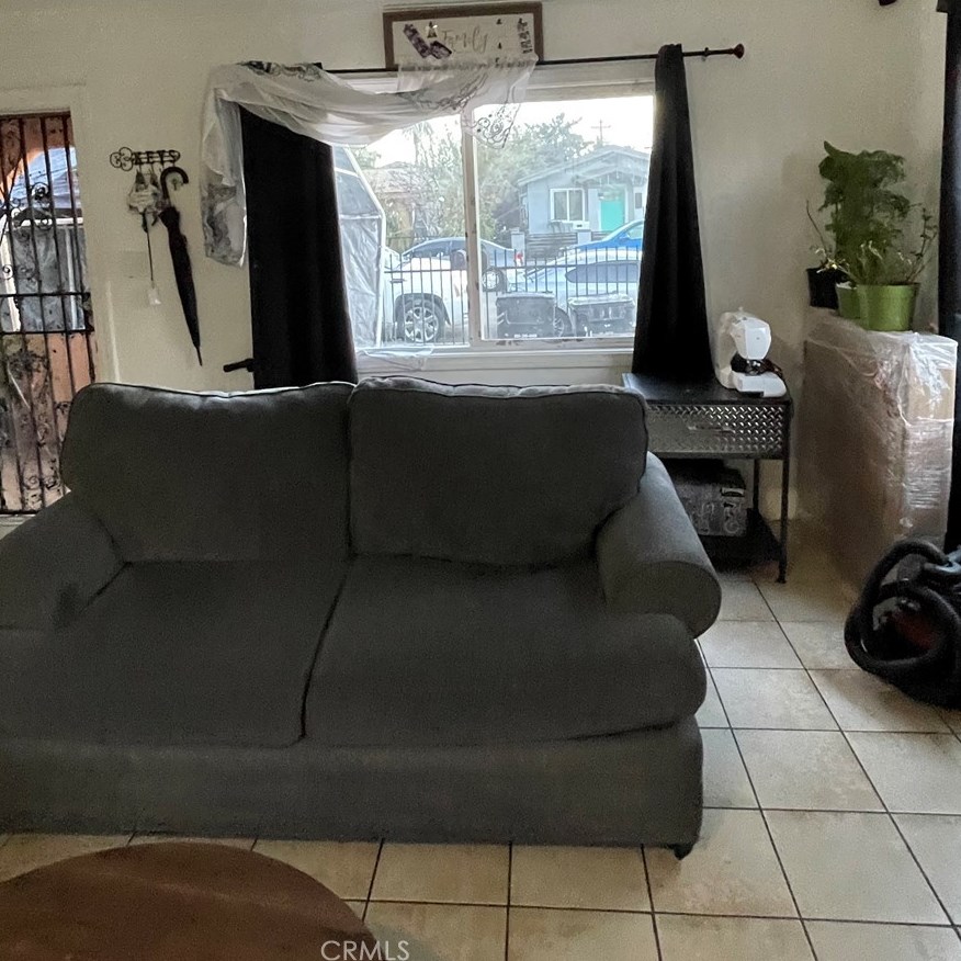 1523 83rd St, Los Angeles CA  90001-3905 exterior