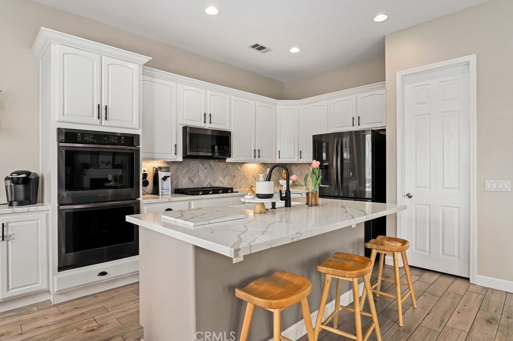 10992 Dandelion Ln, Apple Valley CA  92308-3651 exterior