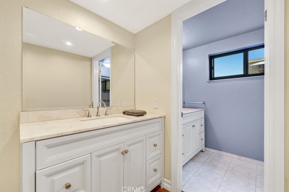 5711 Peacock Ln, Riverside CA  92505-3142 exterior