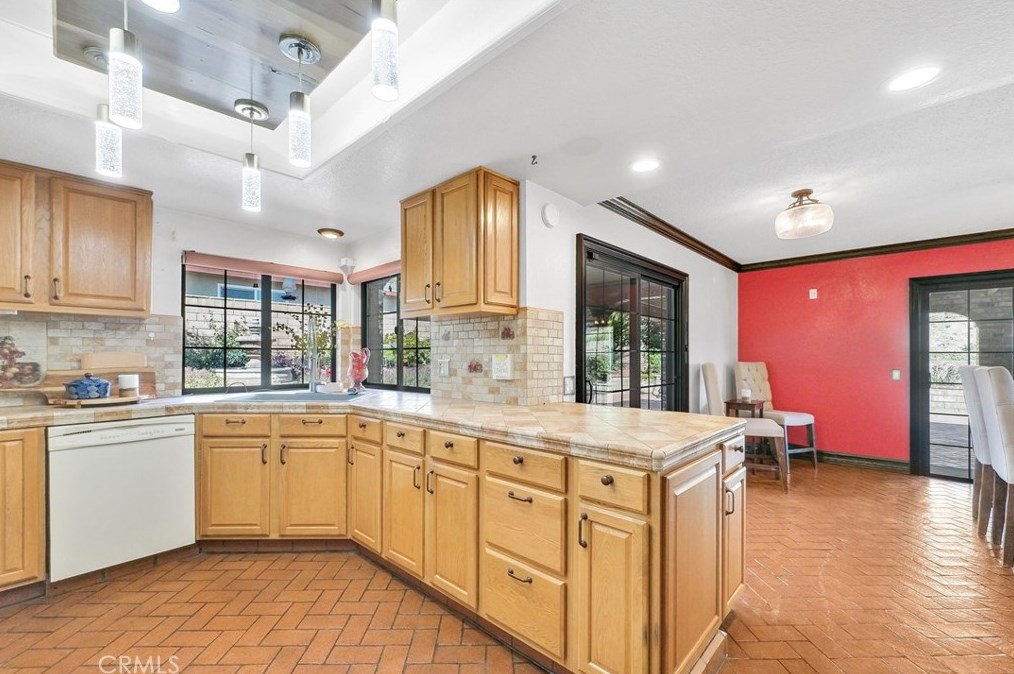 5711 Peacock Ln, Riverside CA  92505-3142 exterior