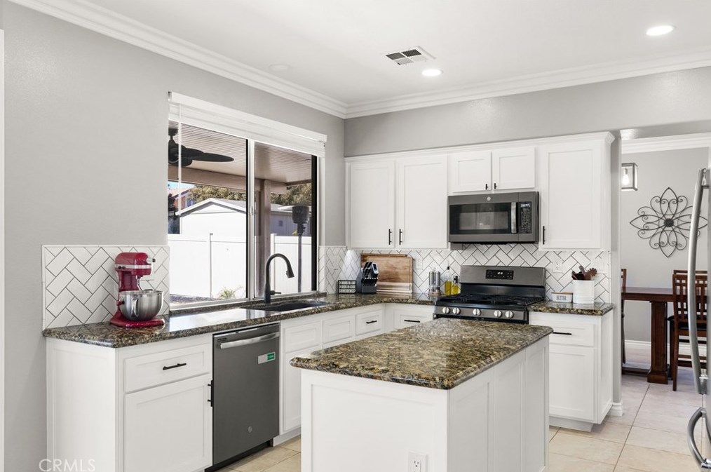 40597 Symphony Park Ln, Murrieta CA  92562-5716 exterior