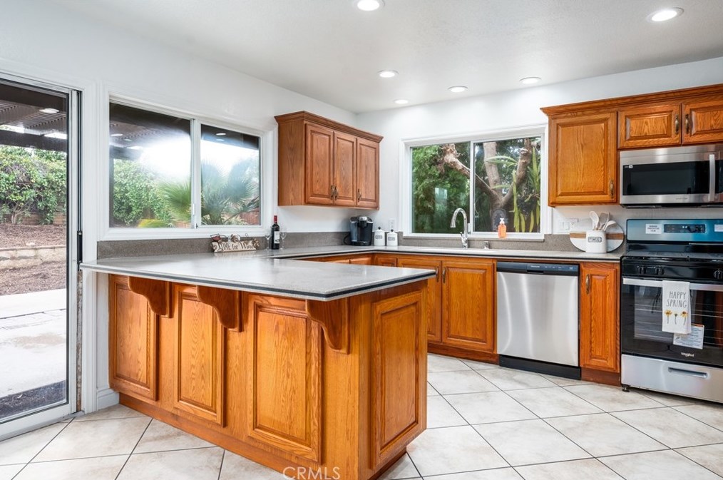 10956 Stonehenge Pl, Riverside CA  92503-5929 exterior