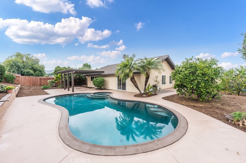 10956 Stonehenge Pl, Riverside CA  92503-5929 exterior