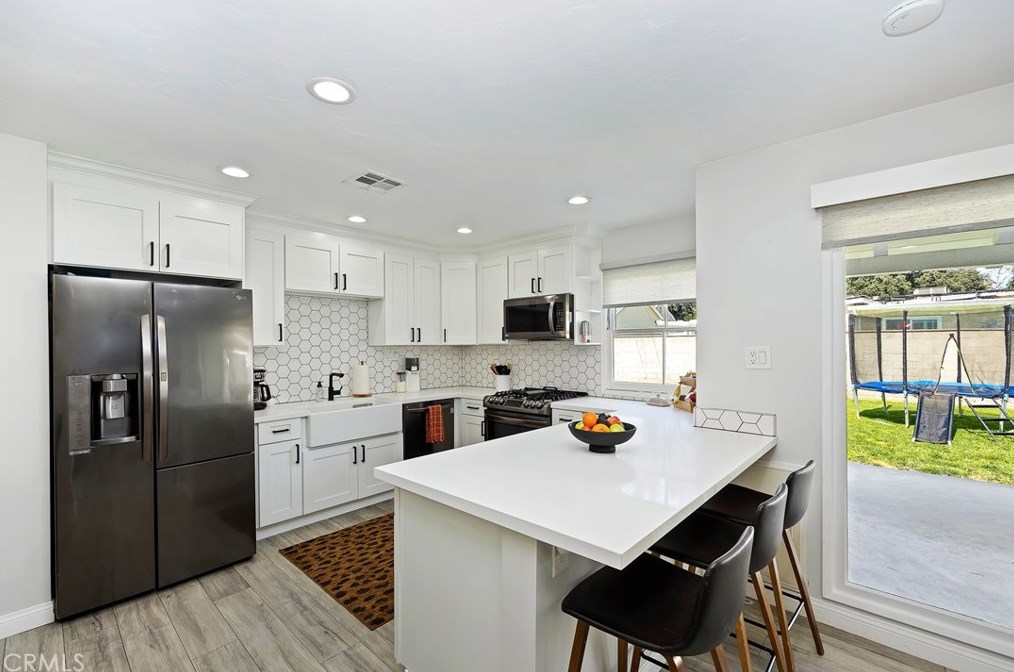 3380 Mono Dr, Riverside CA  92506-2116 exterior