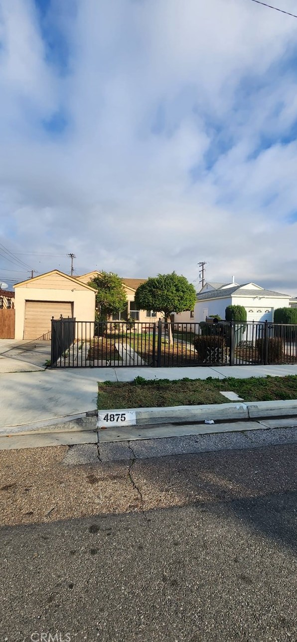 4875 135th St, Hawthorne, CA 90250-5623