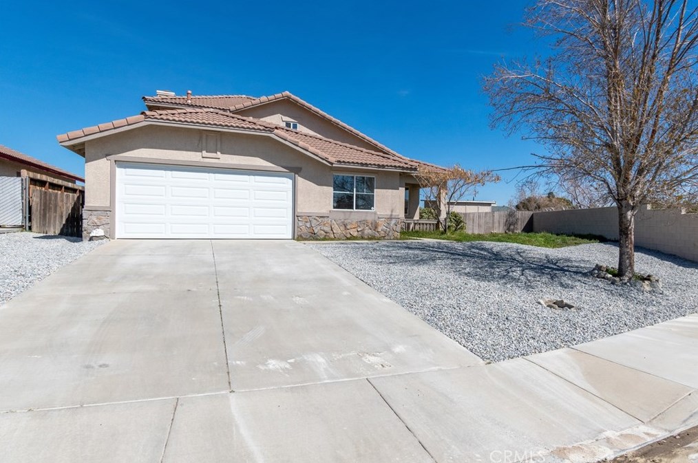 14412 Dartmouth St, Hesperia CA  92344-8247 exterior