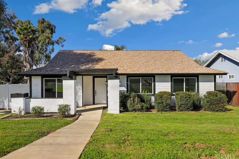 925 Ontario Ave, Corona, CA 92882-5844