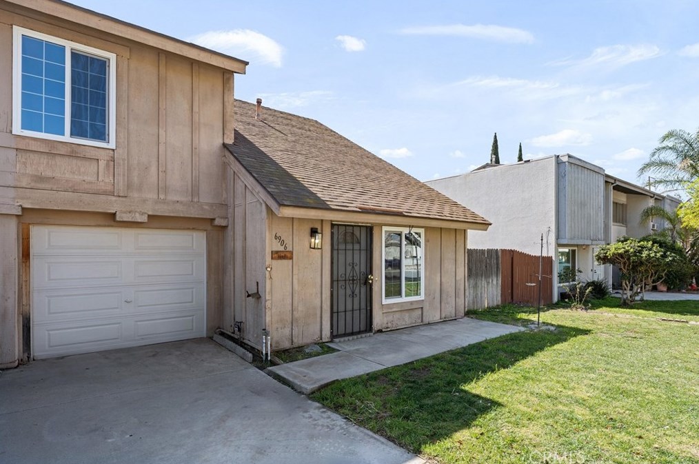 6906 John Dr, Riverside, CA 92509-5544