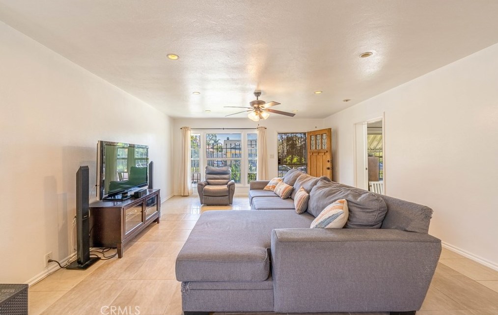 2249 30th St, Los Angeles CA  90018-2543 exterior