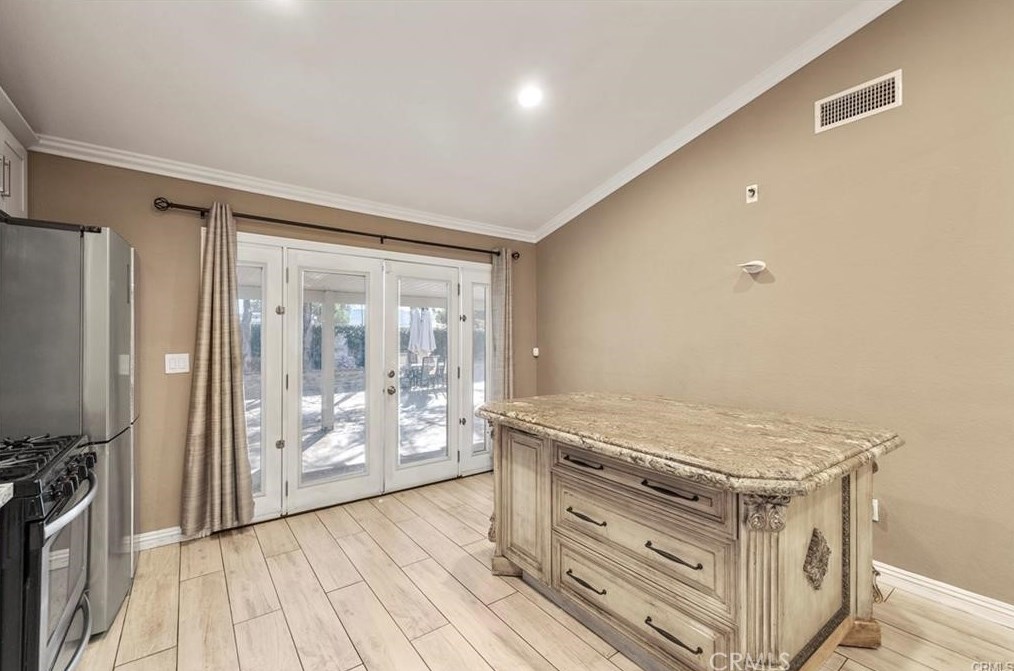 11118 Cameron Dr, Riverside CA  92505-3406 exterior