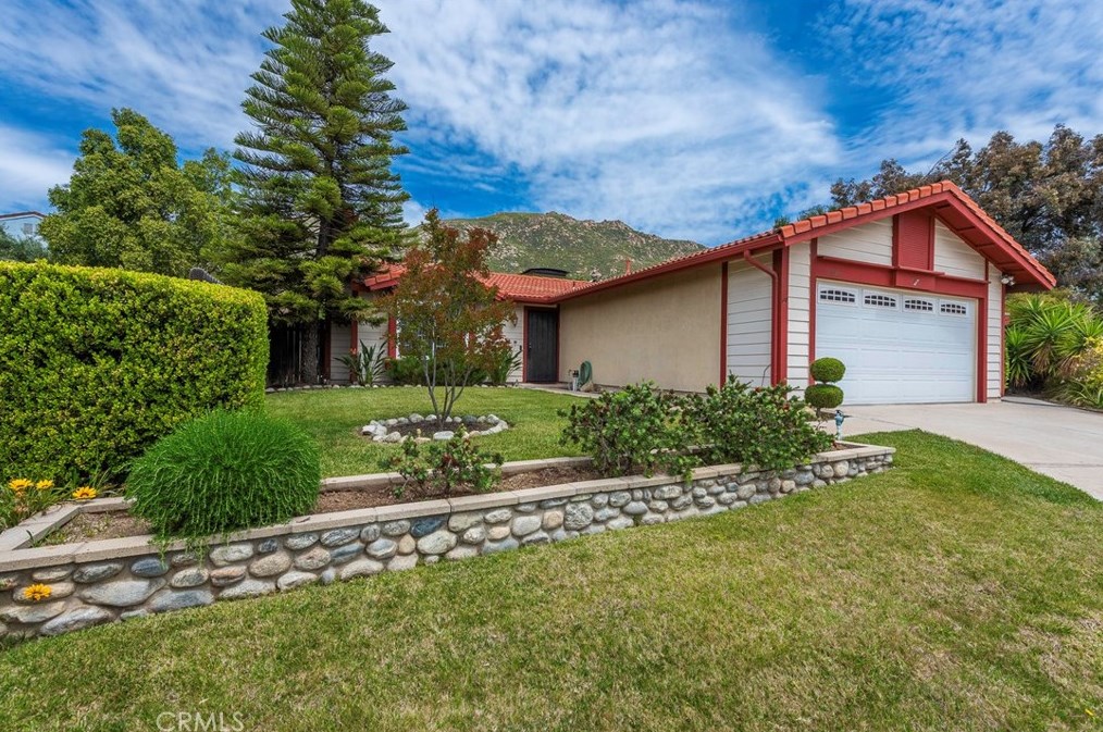 21948 Glen View Dr, Moreno Valley, CA 92557-8566