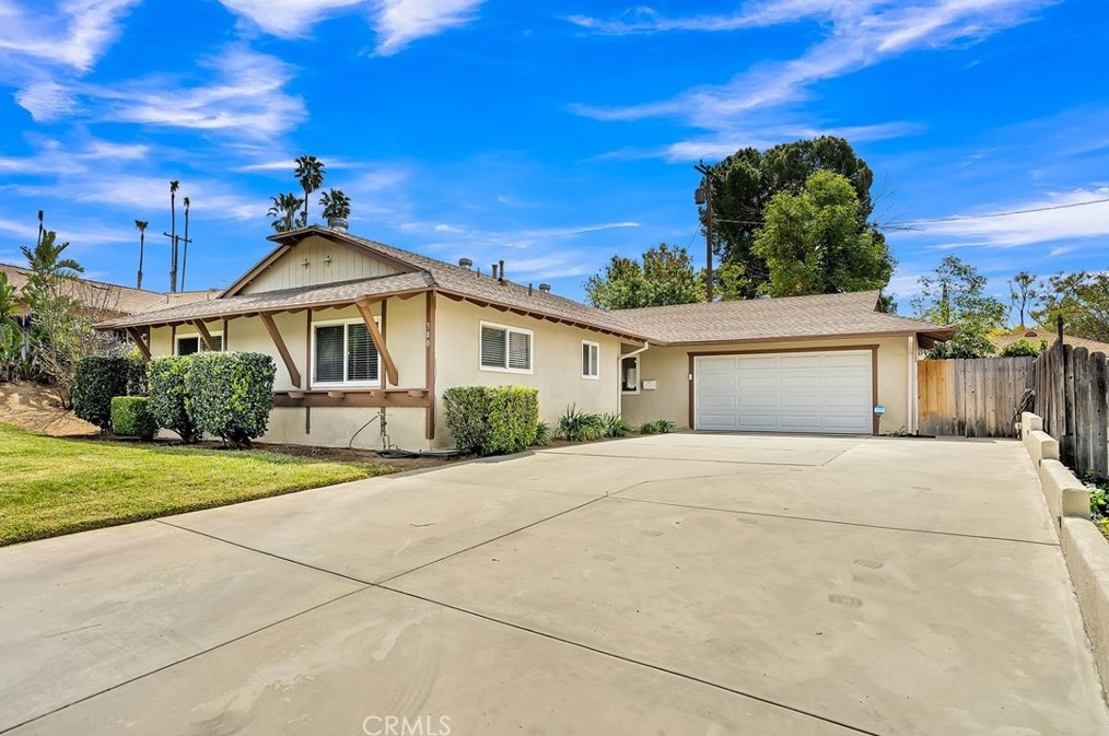 380 Glenhill Dr, Riverside, CA 92507-3135