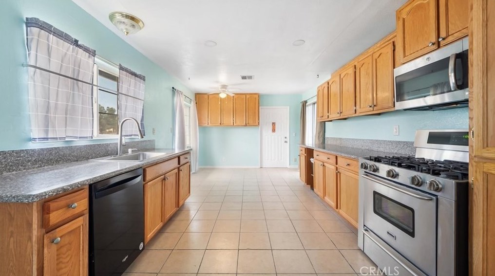 13095 Skiomah Rd, Apple Valley CA  92308-6321 exterior