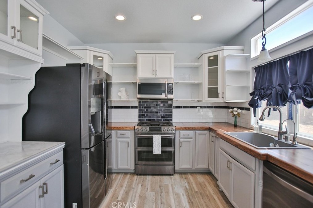 13269 Via Del Lago, Victorville CA  92392-8634 exterior