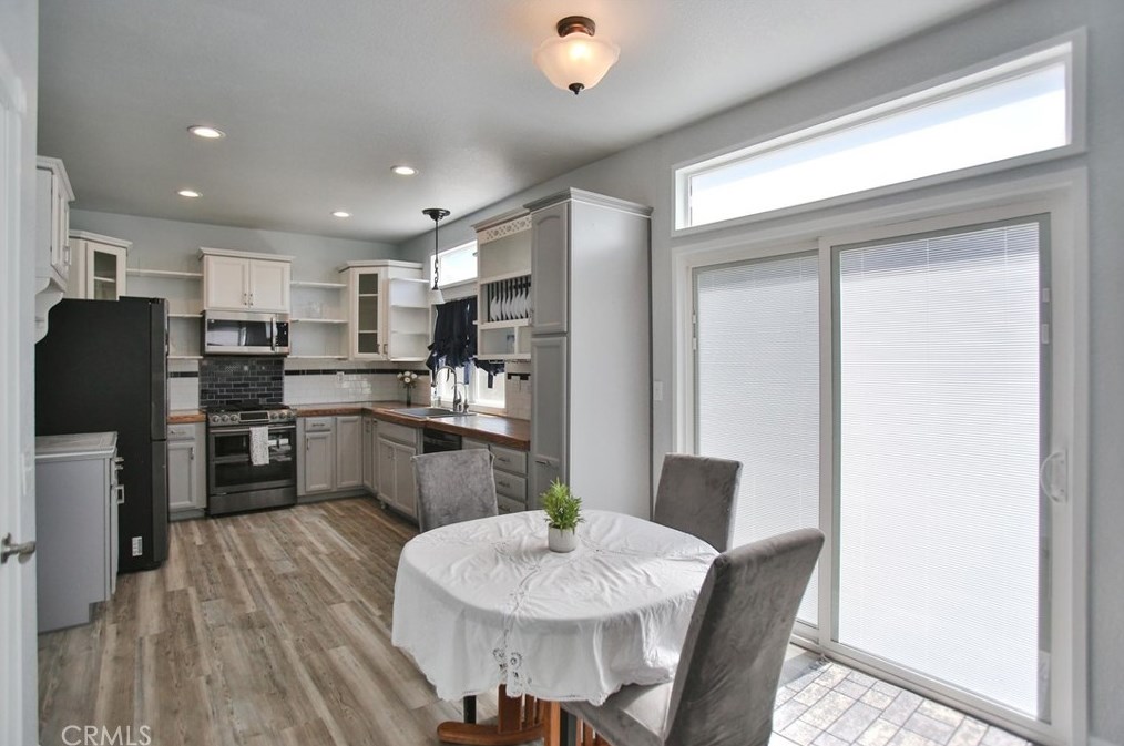 13269 Via Del Lago, Victorville CA  92392-8634 exterior