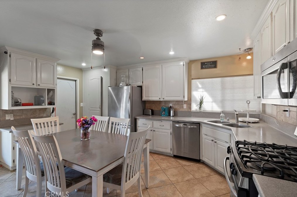 14360 Pawnee Rd, Apple Valley CA  92307-4275 exterior