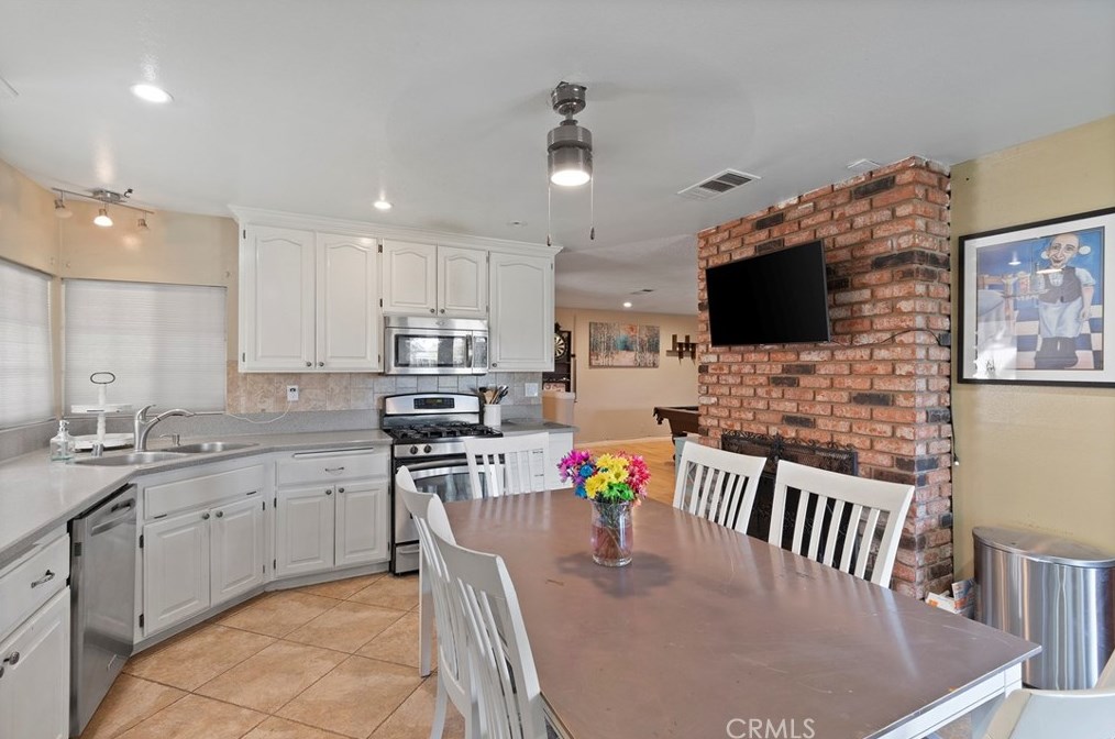 14360 Pawnee Rd, Apple Valley CA  92307-4275 exterior