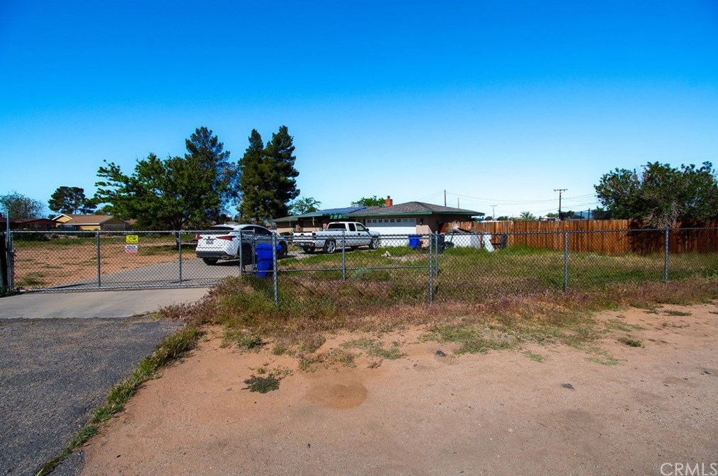 14360 Pawnee Rd, Apple Valley, CA 92307-4274