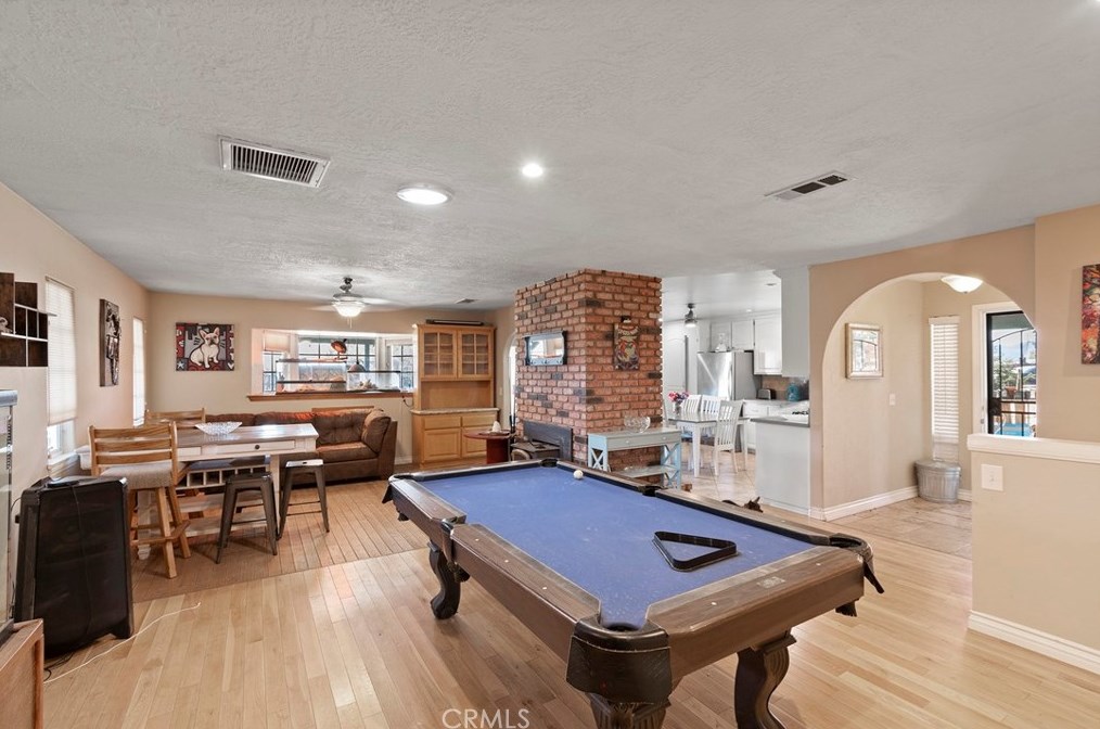 14360 Pawnee Rd, Apple Valley CA  92307-4275 exterior