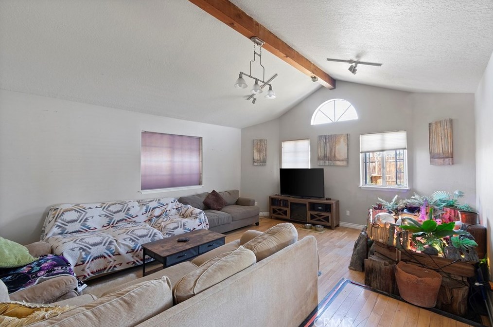 14360 Pawnee Rd, Apple Valley CA  92307-4275 exterior