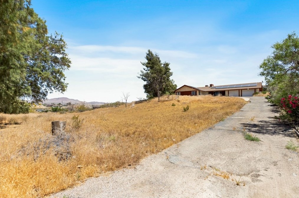 16370 Desert Knoll Dr, Victorville, CA 92395