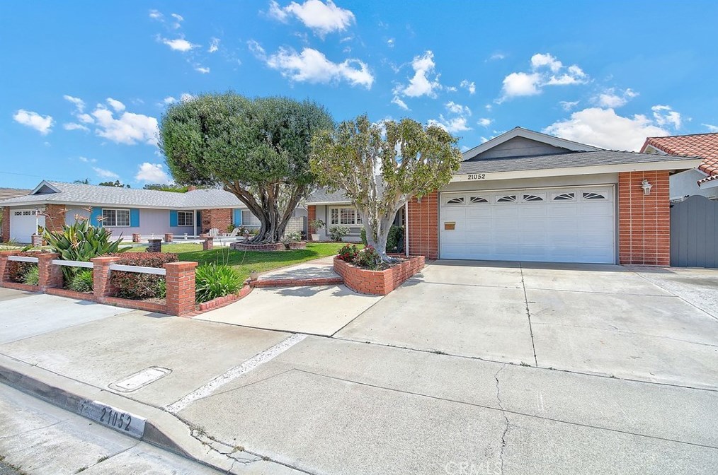 21052 Miramar Ln, Huntington Beach, CA 92646-7029