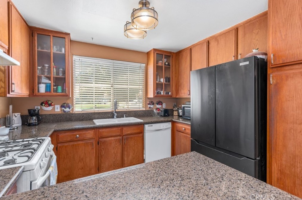 12472 Bridgewood Ln, Victorville CA  92395-8847 exterior