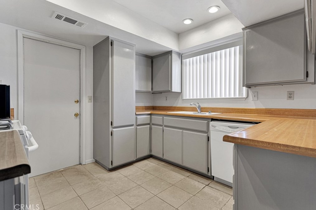 12950 El Rio Rd, Victorville CA  92392-9629 exterior