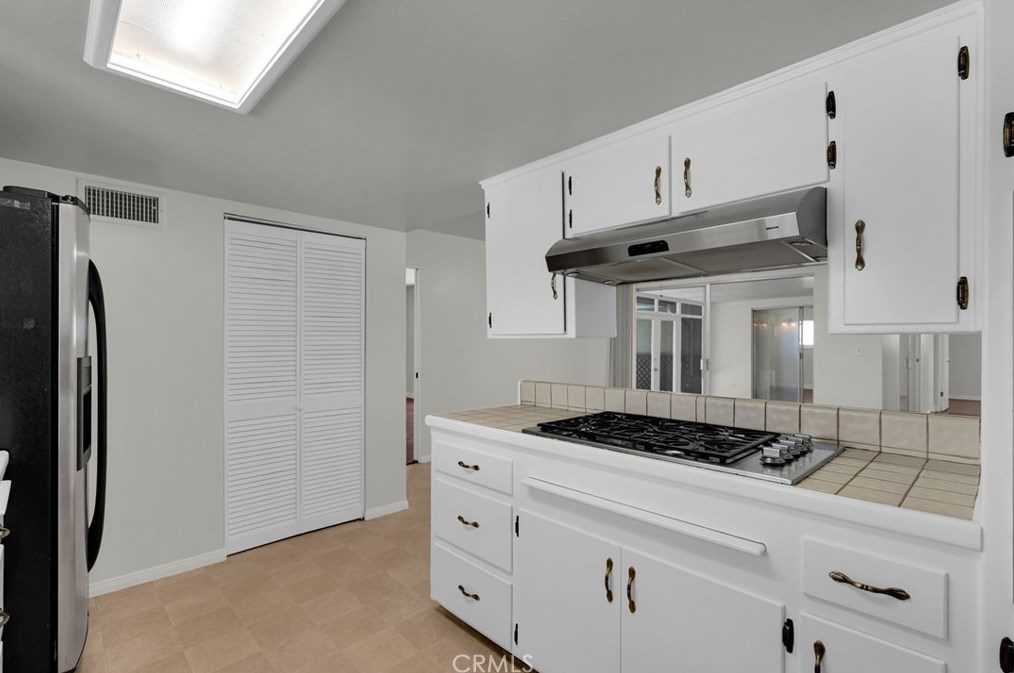 5035 Carlingford Ave, Riverside CA  92504-1311 exterior