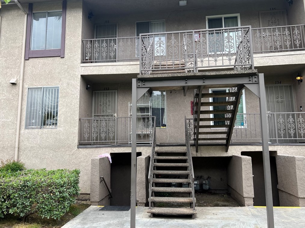 5484 Dobbs St, Los Angeles, CA 90032-3546