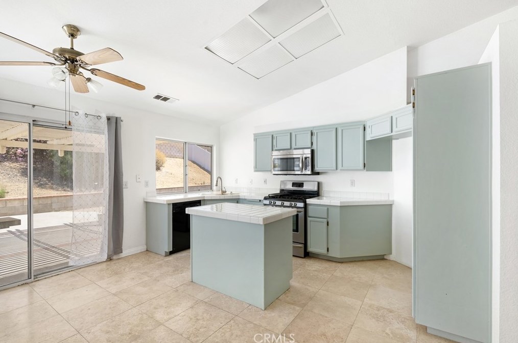 31670 Willow View Pl, Lake Elsinore CA  92532-0401 exterior
