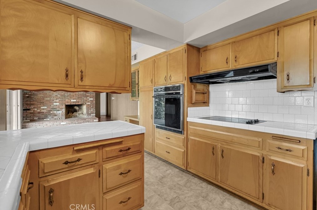 1961 Wetherly Way, Riverside CA 92506-3564 exterior