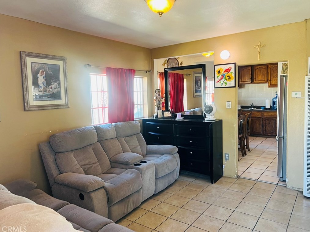 1676 85th St, Los Angeles, CA 90001-3961