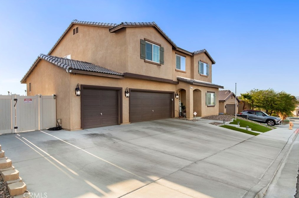 2213 Falcon Dr, Barstow, CA 92311