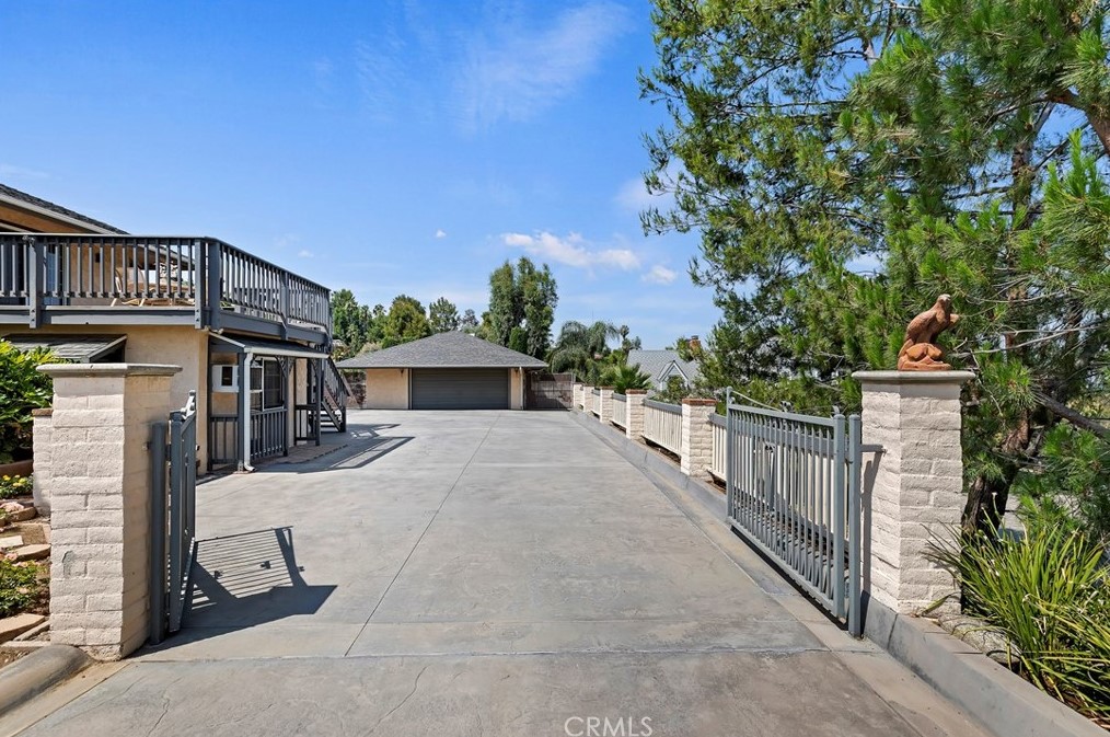 16229 Sunset Trl, Riverside CA  92506-5844 exterior