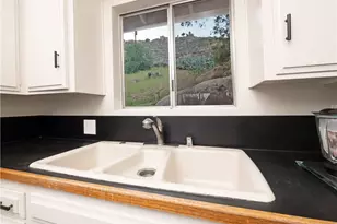 4227 Miramonte Pl, Riverside, CA 92501 - Photo 10