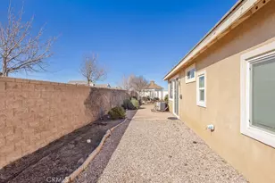 8466 Hoover Ct, Oak Hills, CA 92344 - Photo 32