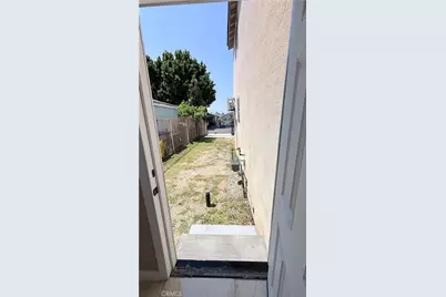 11154 Towne, Los Angeles, CA 90061 - Photo 52