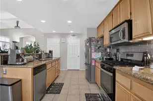 15370 Twinberry Ct, Fontana, CA 92336 - Photo 10