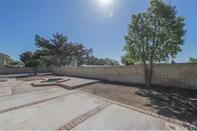 211 W Columbine Avenue, Rialto, CA 92377 - Photo 2