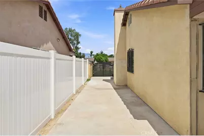 15363 Holly, Fontana, CA 92335 - Photo 20