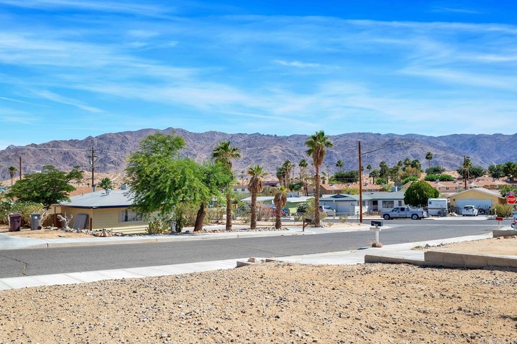 73038 Sunnyvale Dr, Twntynine Plm CA  92277-2243 exterior